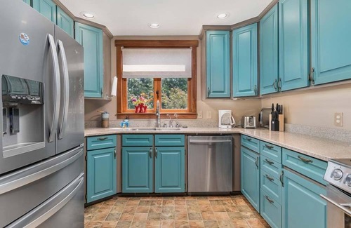 Chinook Maison | AMAZING VIEW, Waterfront, HOT TUB, Pets OK, Enclosed Yard (Bliss)