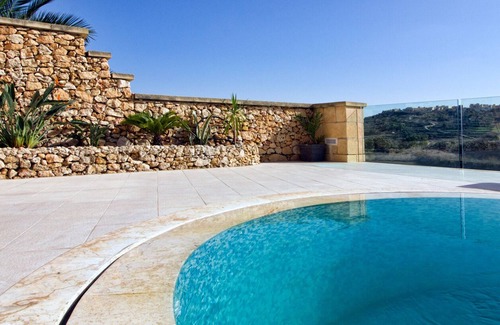 Ta' Għammar Villa | Vues incroyables, intimité totale, luxe et confort, y compris la piscine et la terrasse