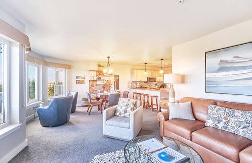 Long Beach Copropriété | AMAZING VIEWS, In Town, Fast Wifi, Modern, Elevator (Waves)