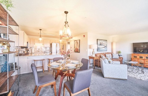 Long Beach Copropriété | AMAZING VIEWS, In Town, Fast Wifi, Modern, Elevator (Waves)