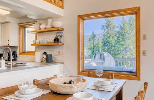 Big Sky Copropriété | Amazing Views, Large Balcony, Pool & Hot Tub, Grill, 2-bedroom Condo in Big Sky!