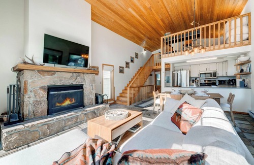 Big Sky Copropriété | Amazing Views, Large Balcony, Pool & Hot Tub, Grill, 2-bedroom Condo in Big Sky!