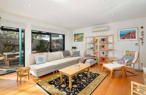 Silverleaves Appartement | Sérénité sur Martin. Une charmante maison de ville avec une belle vue sur le jardin
