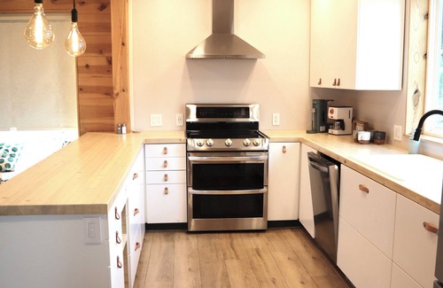 Larkspur Maison | Amazing Views, Peaceful Nature, Close to I25, entire home on Land with Hot Tub,