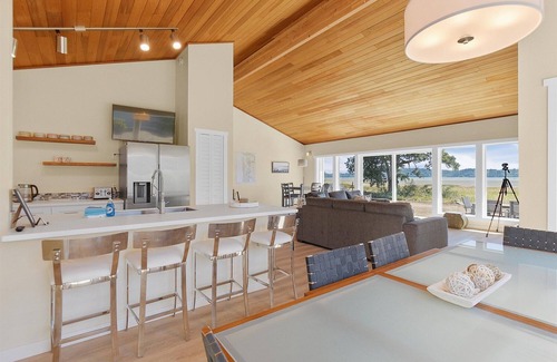 Long Beach Maison | Amazing Views, Private, Fenced Yard, Pets Ok - On the Bay