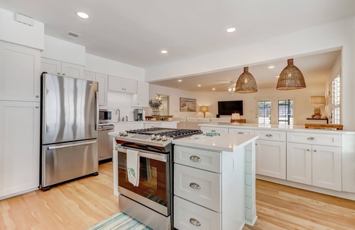 Ocean Cay Maison | "Amelia On My Mind" Beach house with backyard and screened porch - sleeps 8