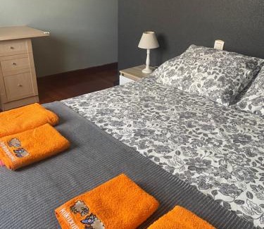 Ametzola Maison | Amezola 2- Habitación con baño exterior de uso privado en casa compartida