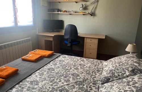 Ametzola Maison | Amezola 2- Habitación con baño exterior de uso privado en casa compartida