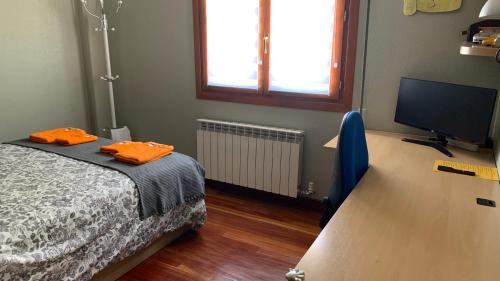 Ametzola Maison | Amezola 2- Habitación con baño exterior de uso privado en casa compartida