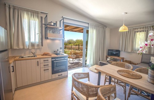 Kefalonia Autre | Ammos Suite is a stunning two-bedroom detached house