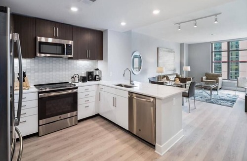 Woodmont Triangle Appartement | Ample Parking Space! Walk to Bethesda Station | Downtown Bethesda | by GLS