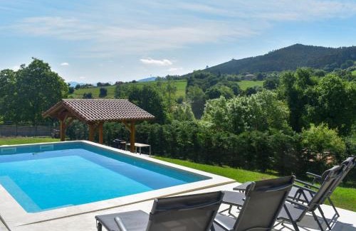 Puente Viesgo Maison | Amplia casa con piscina y zona de juegos