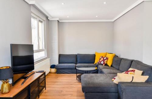 Puente Viesgo Maison | Amplia casa con piscina y zona de juegos