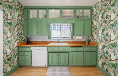 Redding Maison | Amy's Whinehouse Downtown