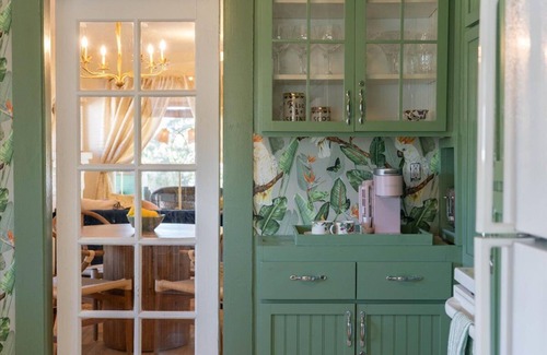 Redding Maison | Amy's Whinehouse Downtown