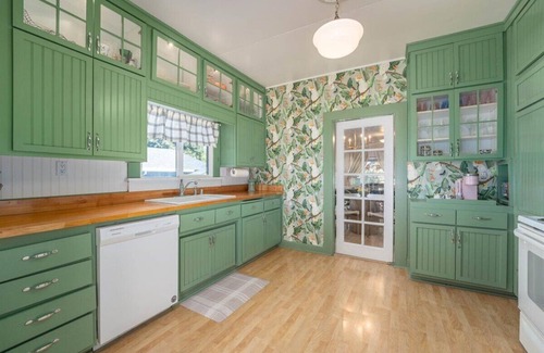 Redding Maison | Amy's Whinehouse Downtown