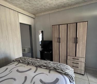 Moses Kotane Appartement | Amza guest room