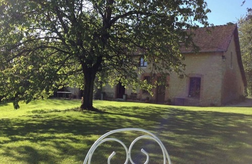 Saint-Martin-des-Pezerits Cottage | une authentique maison percheronne : cheminée, poutres, tomettes, un grand parc