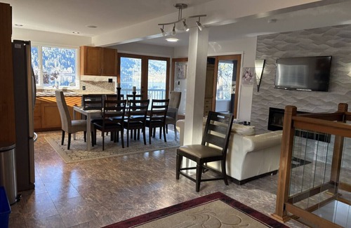 Nelson Cottage | Cali Suite ~ Une retraite élégante surplombant le magnifique lac Kootenay.