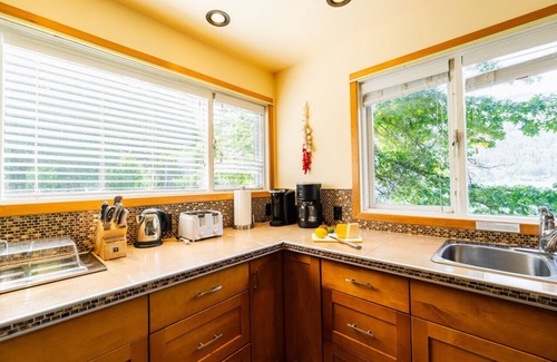 Nelson Cottage | Cali Suite ~ Une retraite élégante surplombant le magnifique lac Kootenay.