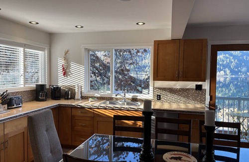 Nelson Cottage | Cali Suite ~ Une retraite élégante surplombant le magnifique lac Kootenay.