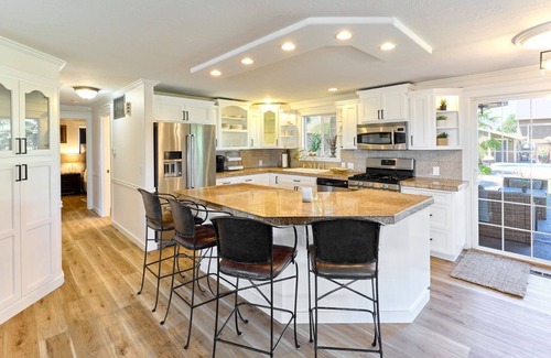 Woodburn Maison | An Entertainment Oasis! Off the I5,Woodburn Outlet Mall & minutes from Safeway.