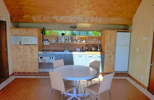 Lowry Bay Maison | Un refuge idyllique au milieu d'un buisson indigène.