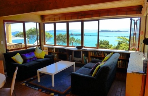 Lowry Bay Maison | Un refuge idyllique au milieu d'un buisson indigène.