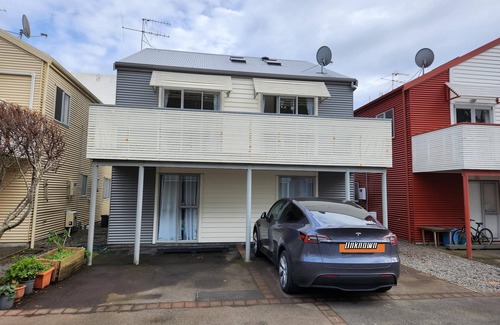 Newtown Maison | An Inner City 4-bedroom Townhouse With two Carparks