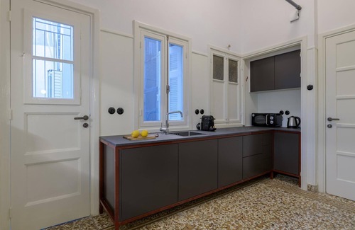 Plaka Appartement | An Outstanding 3 Bdrm Apartment in the Heart of Athens