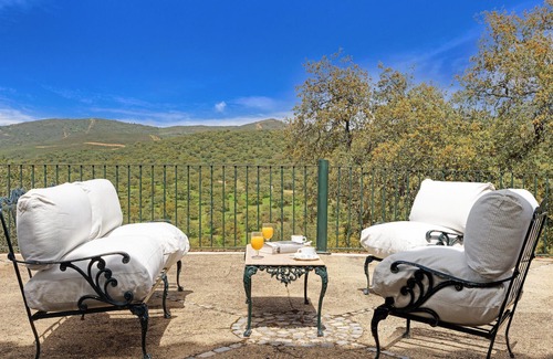La Granada de Rio-Tinto Maison | An unforgettable vacation full of sun and relaxation awaits you in this vacation home with pool.