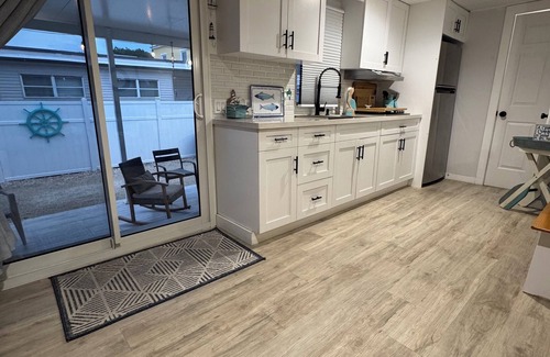 Key Largo Location De VR | Anchor by the SeanBeautiful renovated camper with a fresh coastal design