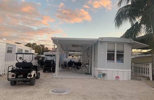 Key Largo Location De VR | Anchor by the SeanBeautiful renovated camper with a fresh coastal design