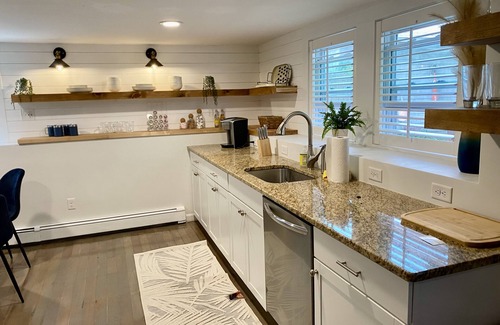 Hull Maison | Anchors Away Inn 2 Br Apt 1 min walk to the Beach King & Queen