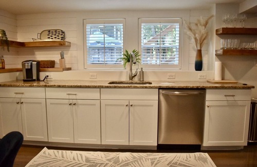 Hull Maison | Anchors Away Inn 2 Br Apt 1 min walk to the Beach King & Queen