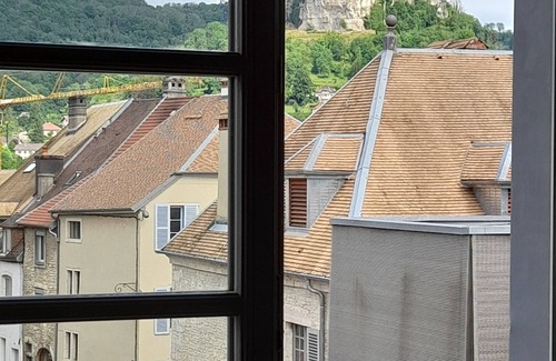 Ornans Maison | Ancien hôtel particulier au cœur d’Ornans, à côté du musée Courbet.