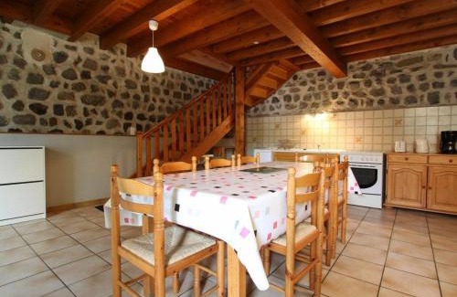 Arlempdes Maison | Ancien presbytère avec 3 chambres au pied d'une forteresse médiévale - FR-1-582-113