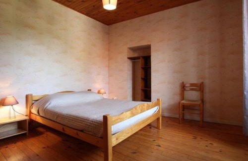 Arlempdes Maison | Ancien presbytère avec 3 chambres au pied d'une forteresse médiévale - FR-1-582-113