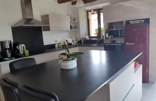 Ugine Maison | Ancienne ferme rénovée, à proximité du Lac d'Annecy et au pied des montagnes.