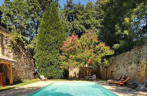 Fumel Maison | Ancienne Poterie au calme dans parc arboré avec grande piscine