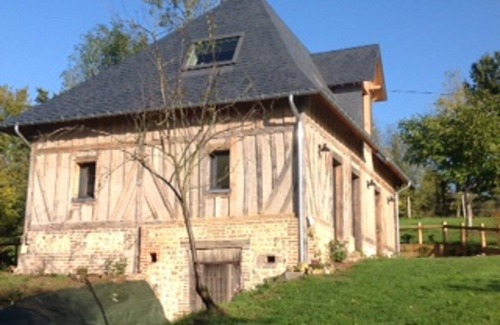 Bonneville-la-Louvet Cottage | Ancienne fromagerie normande à colombages et écurie, confortablement modernisée.