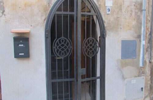 Terracina Appartement | Ancien reconstruit élégant appartement de 65 m2 dans le vieux centre Endependant Entrance