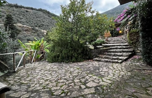 Calci Maison | Ancient Tuscan style country house with a view of the Pisan Mountains