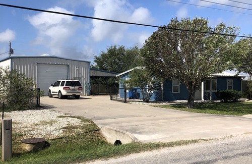 Port O Connor Maison | Anglers Landing LLC, Lots of beds, Boat Parking, Big/Private back Yard, Hot Tub