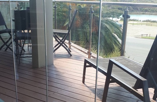 Anglesea Maison | Anglesea Riverside Apartment Trois chambres avec vue sur le balcon.