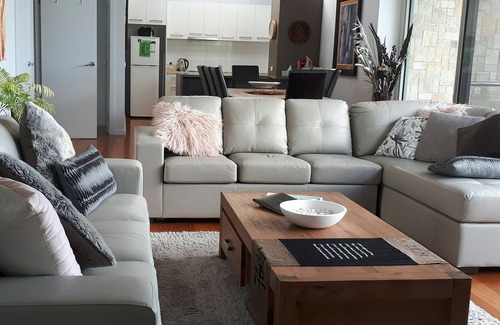 Anglesea Maison | Anglesea Riverside Apartment Trois chambres avec vue sur le balcon.
