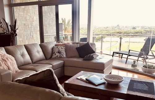 Anglesea Maison | Anglesea Riverside Apartment Trois chambres avec vue sur le balcon.