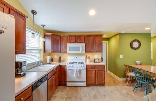 Lake Erie Beach Maison | Angola Getaway: Walk to Lake Erie Beach Park!