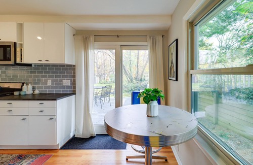 Ann Arbor Maison | Ann Arbor Home w/ Deck, 2 Mi to Michigan Stadium!
