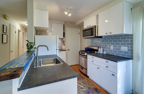 Ann Arbor Maison | Ann Arbor Home w/ Deck, 2 Mi to Michigan Stadium!